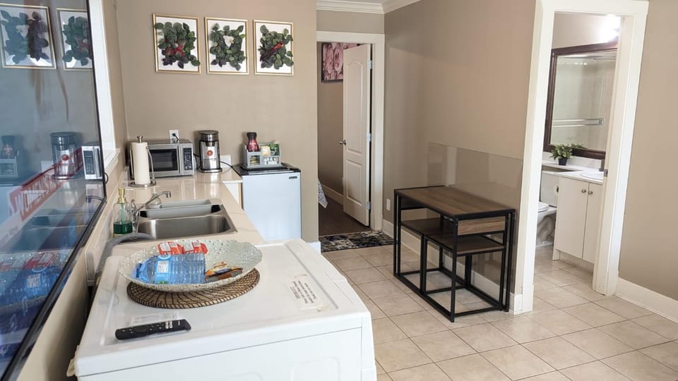 Kitchen or kitchenette, Seating area, Dining area