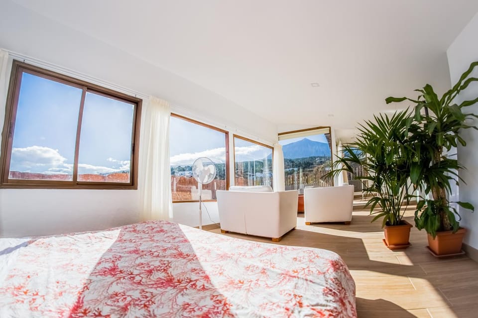Bed, Natural landscape, View (from property/room), Balcony/Terrace, Living room, Photo of the whole room, Seating area, Bedroom, Mountain view