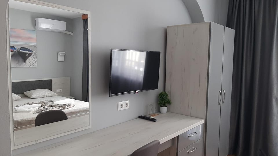 Bed, TV and multimedia, Photo of the whole room, Bedroom, wardrobe