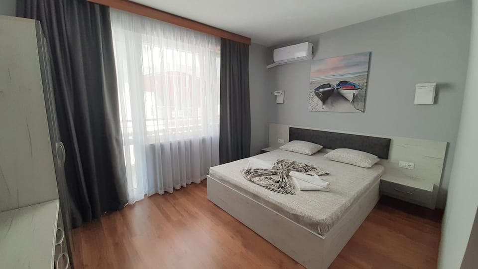 Bed, Photo of the whole room, Bedroom, towels, air conditioner