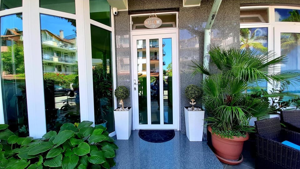 Property building, Patio, Facade/entrance, Garden