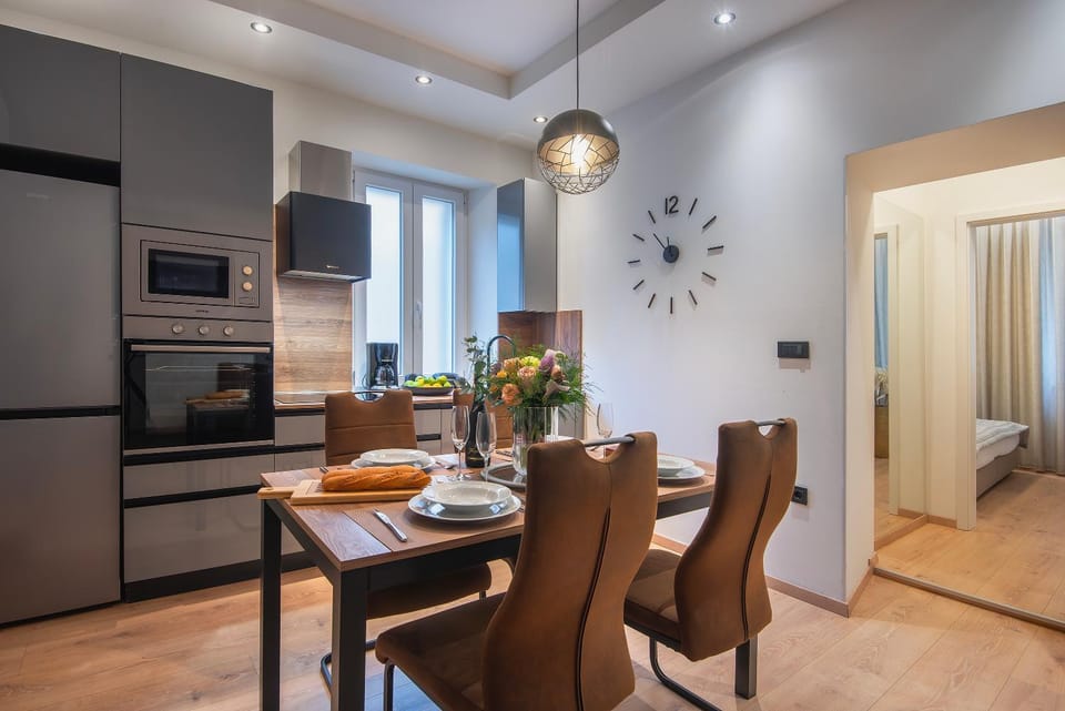 Kitchen or kitchenette, Seating area, Dining area, minibar, pet friendly