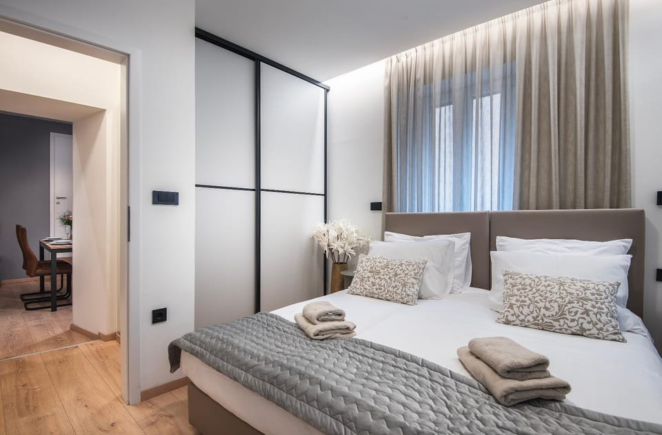 Bed, Photo of the whole room, Bedroom, internet, towels, wardrobe