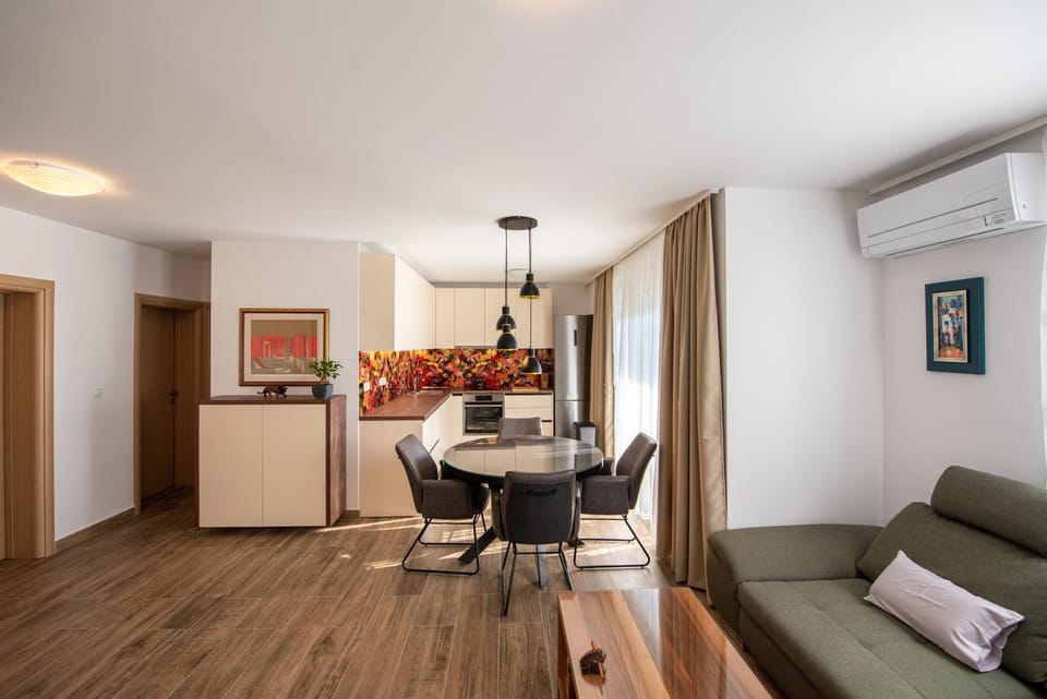 Seating area, Dining area