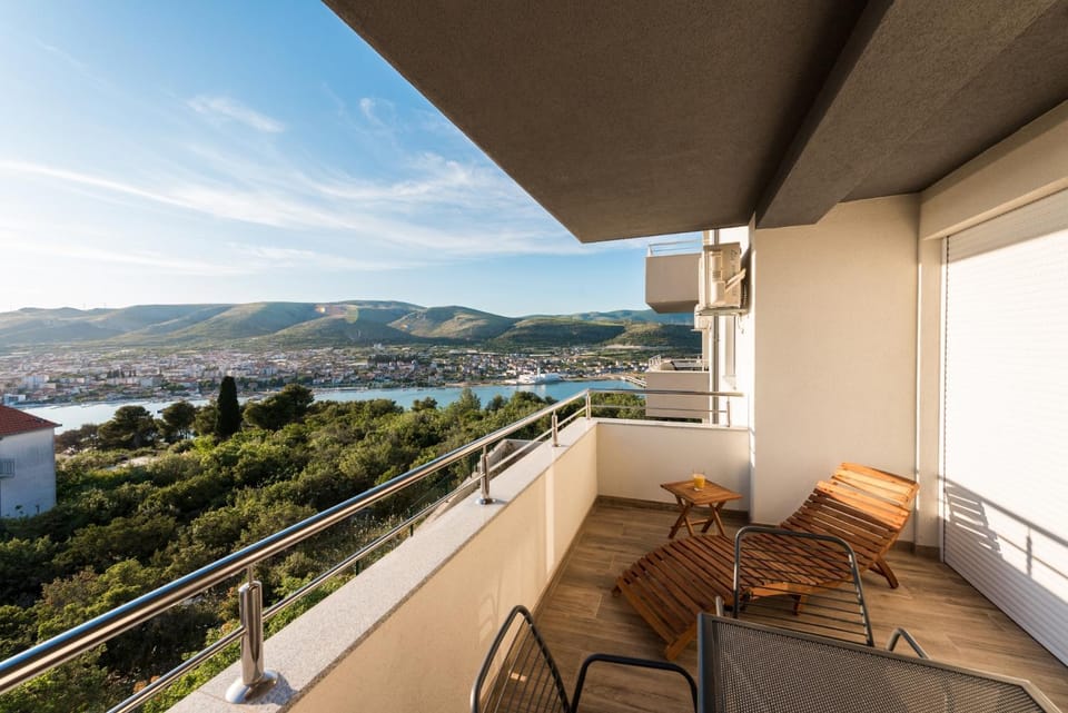 Natural landscape, View (from property/room), Balcony/Terrace, Seating area, Mountain view