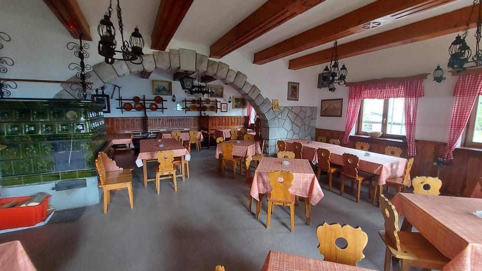Restaurant/places to eat, Lounge or bar