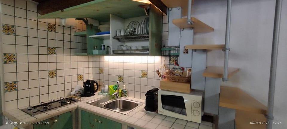 Kitchen or kitchenette, minibar, stove