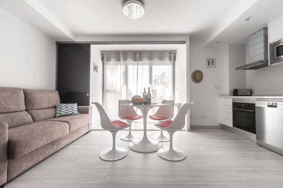 Kitchen or kitchenette, Living room, Seating area, Dining area