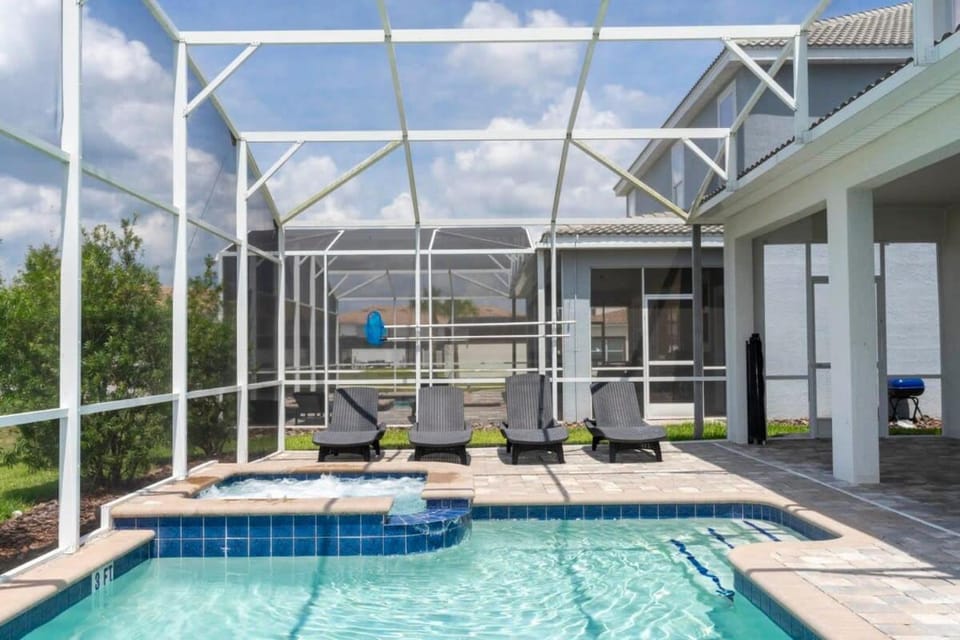 Patio, Swimming pool, sunbed