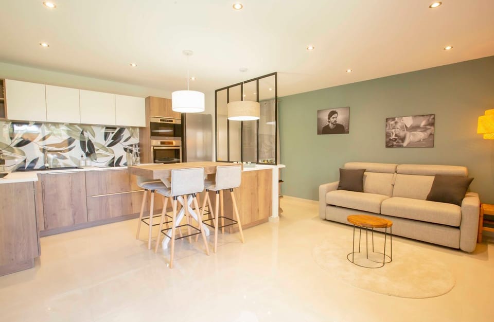 Living room, Lounge or bar, Seating area, Dining area