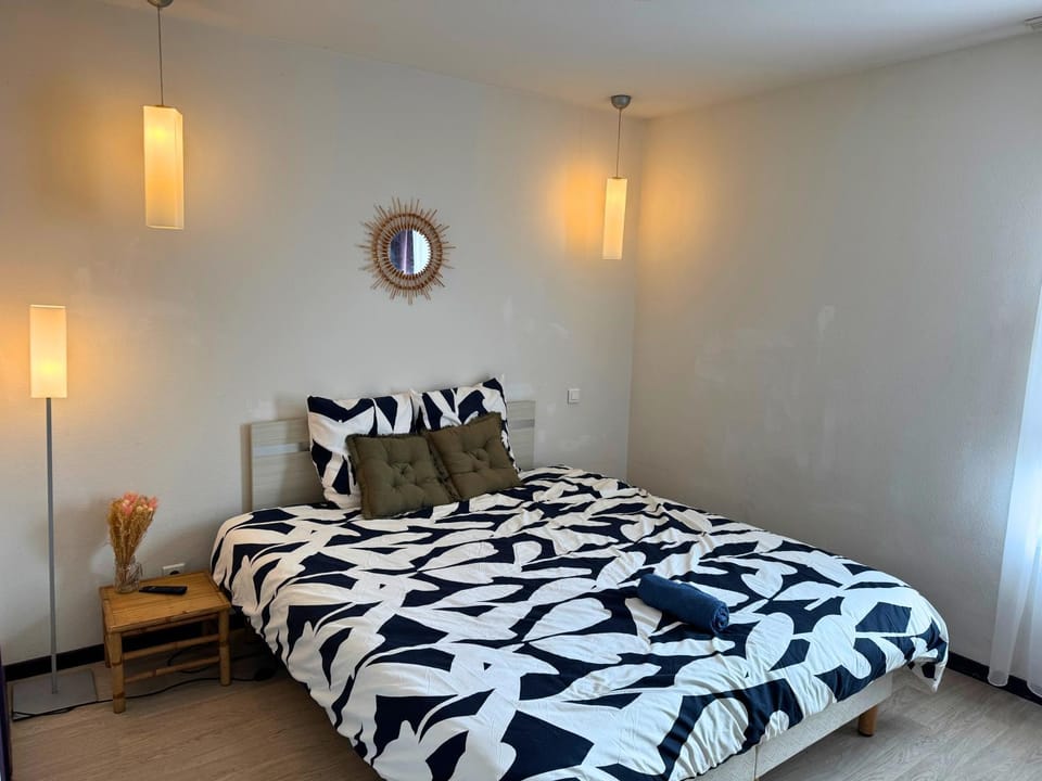 Photo of the whole room, Bedroom