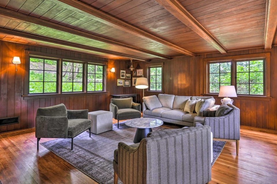 Peaceful and Elegant Cottage with Riverside View House in Clackamas