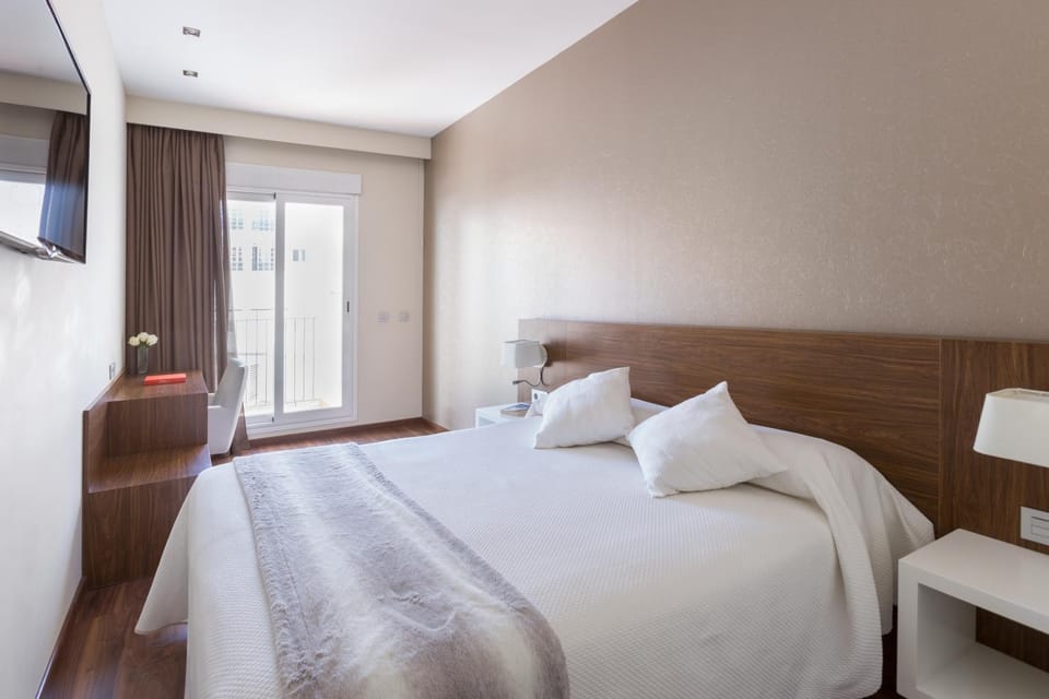 Bed, Photo of the whole room, Seating area, Bedroom