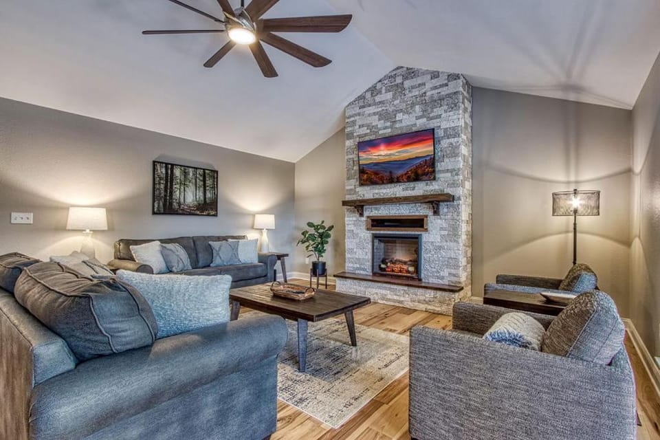 Tranquility Hollow, Indoor Pool, Game Room, next to Dollywood Chalet in Sevier County