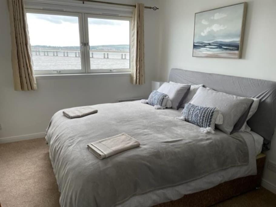 Lux Waterfront 2 bed Apt w free parking & river views, City Centre 15 min walk Apartment in Dundee