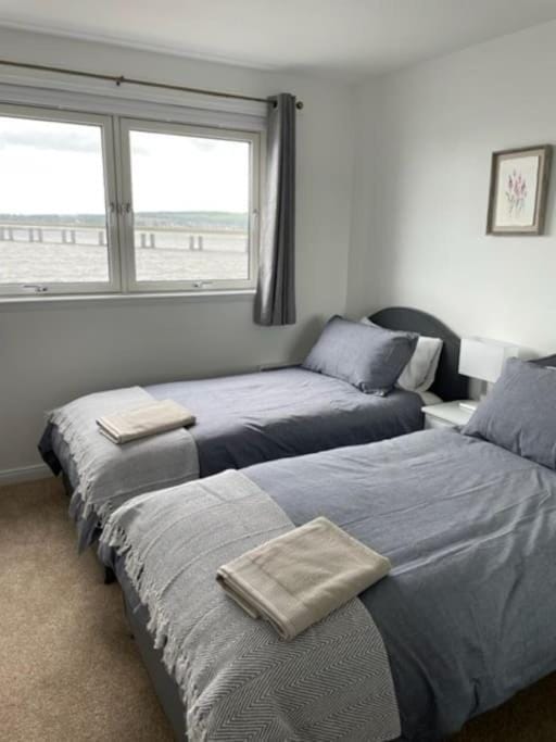 Lux Waterfront 2 bed Apt w free parking & river views, City Centre 15 min walk Apartment in Dundee