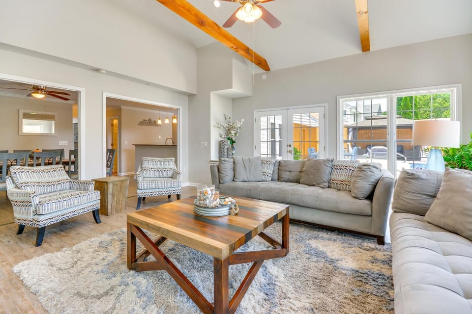 Graham Home w/ Private Pool & Ping-Pong Table! House in Graham