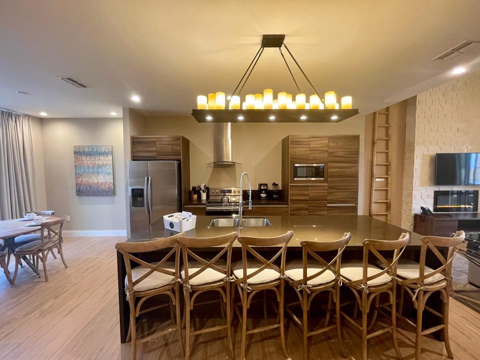 Kitchen or kitchenette, Seating area, Dining area, oven, stove