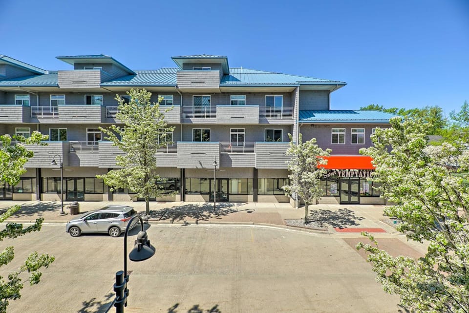 Grand Haven Condo - Walk to Nearby Hot Spots! House in Grand Haven