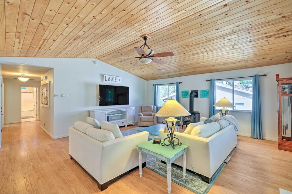 Community Perks: Welcoming Groveland Home House in Groveland