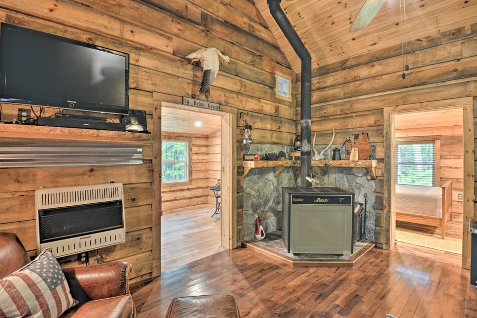 Constantia Cabin Escape > 2 Mi to Lake Oneida Cabin in New York