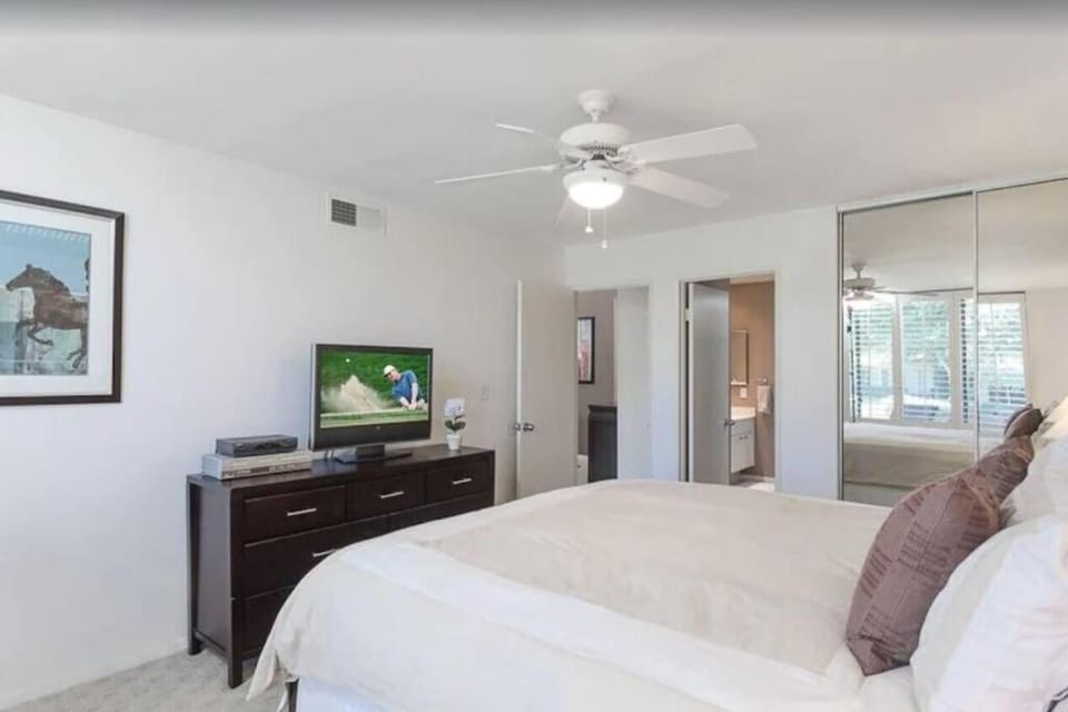 Private Country Club Condo on awesome golf course! House in Palm Desert