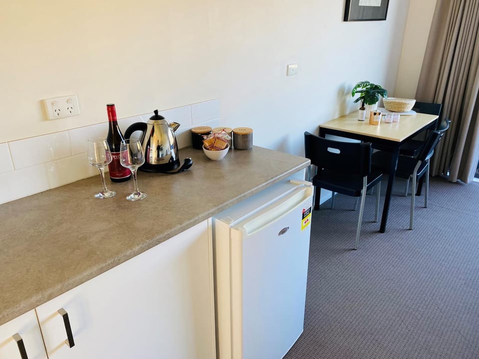 Kitchen or kitchenette, minibar