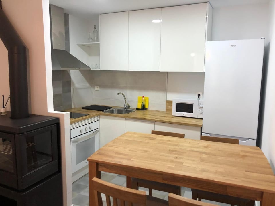 Kitchen or kitchenette, Dining area, dishwasher, minibar, pet friendly, stove