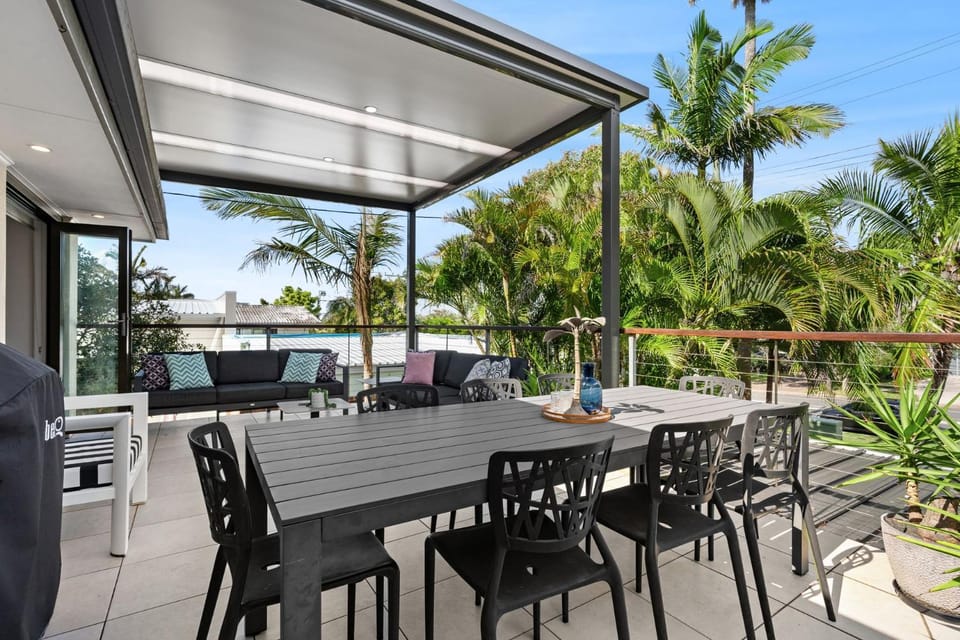 Graebill 2 Bedroom 2 Bathroom Light and Spacious Duplex Walk to Beach Great Outdoor Entertaining Area House in Sunrise Beach
