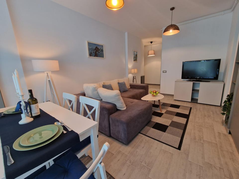 TV and multimedia, Living room, Seating area, Dining area