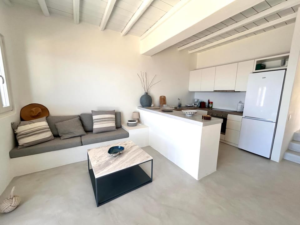 Living room, Dining area, oven