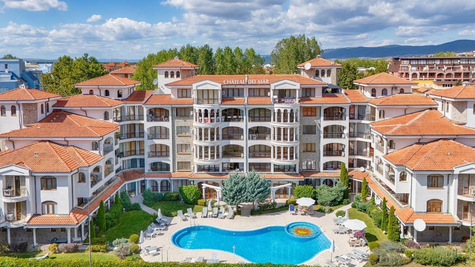 Property building, Bird's eye view, Swimming pool