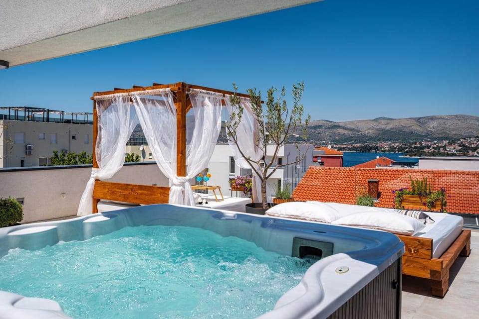 Property building, Day, Hot Spring Bath, Hot Tub, Balcony/Terrace, Mountain view, Swimming pool, Open Air Bath, sunbed