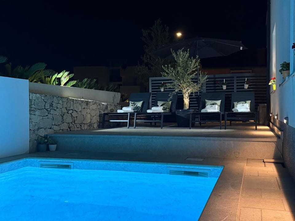 Pool view, Swimming pool, sunbed