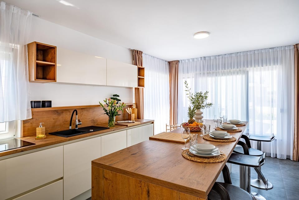 Kitchen or kitchenette, Dining area