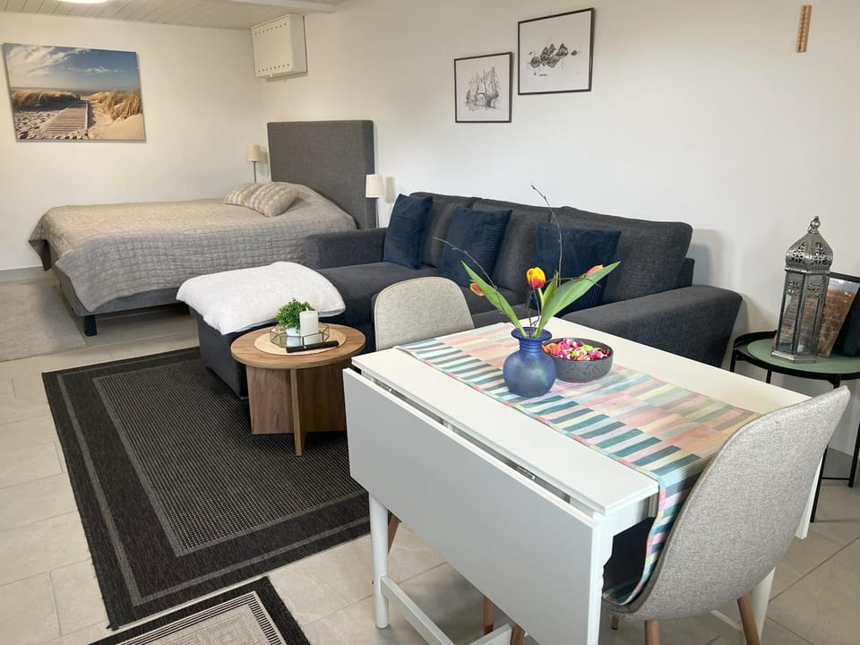 Bed, Seating area