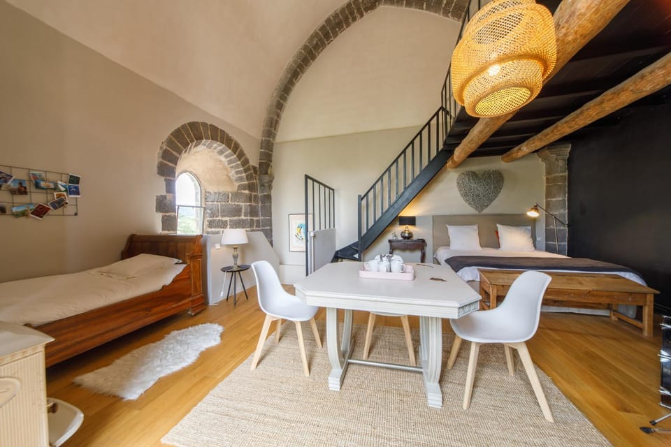 Chambres et maisons d'hôtes du Prieuré de la Bajasse - Le 1150 Bed and Breakfast in Auvergne-Rhône-Alpes