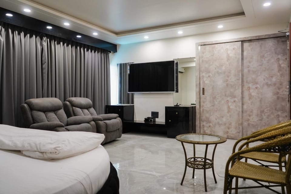 TV and multimedia, Seating area, Bedroom