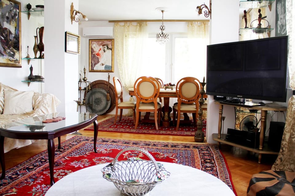 Communal lounge/ TV room, TV and multimedia, Living room, Seating area, Dining area