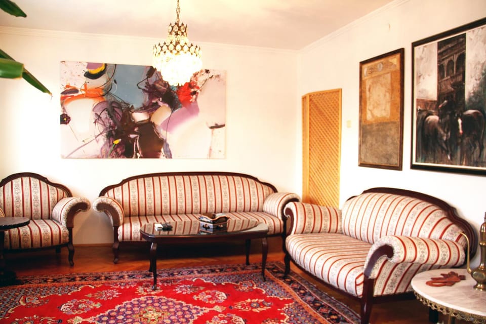 Living room, Seating area