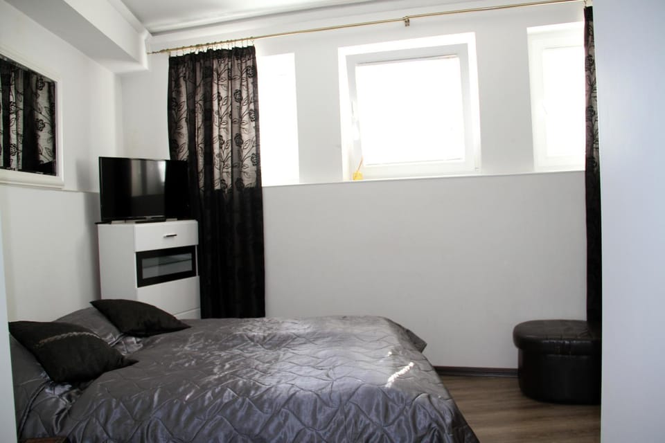 Communal lounge/ TV room, Bed, TV and multimedia