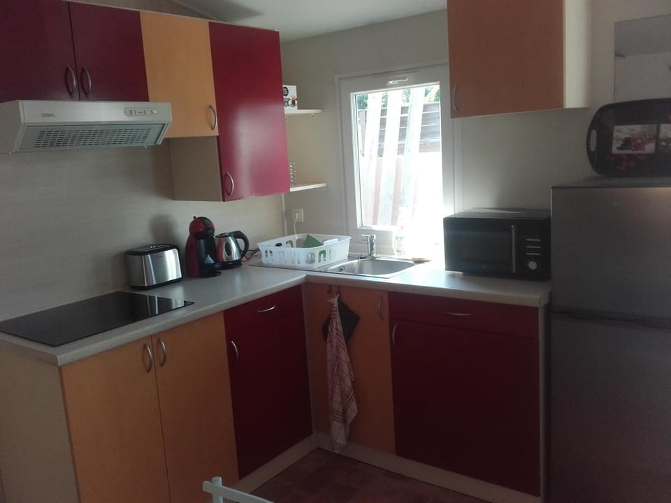 Coffee/tea facilities, Kitchen or kitchenette, stove, toaster