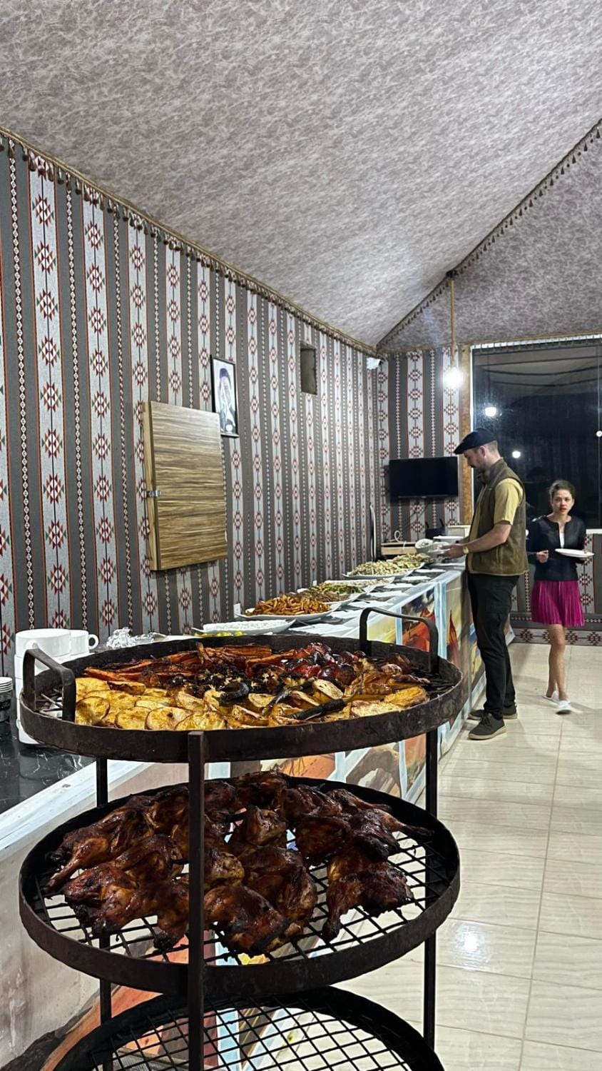 Restaurant/places to eat, People, Buffet breakfast, group of guests