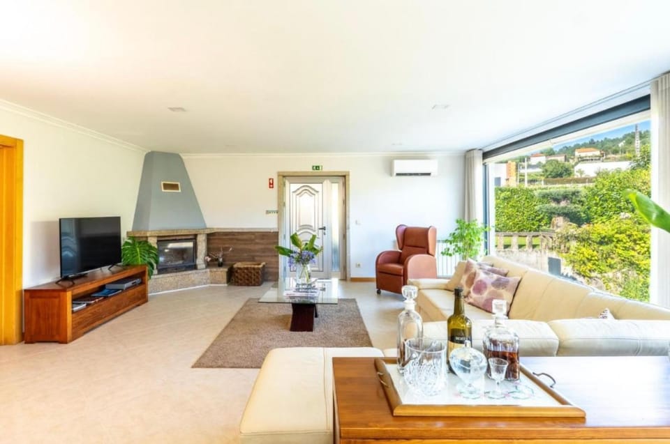 Communal lounge/ TV room, TV and multimedia, View (from property/room), Living room, Seating area, Evening entertainment, heating, heating