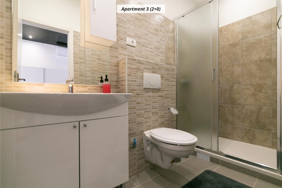 Shower, Toilet, Bathroom, bidet, towels