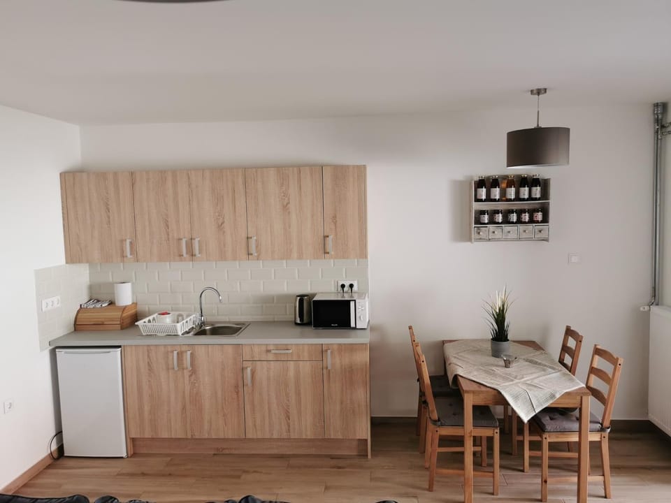 Kitchen or kitchenette, Dining area, minibar