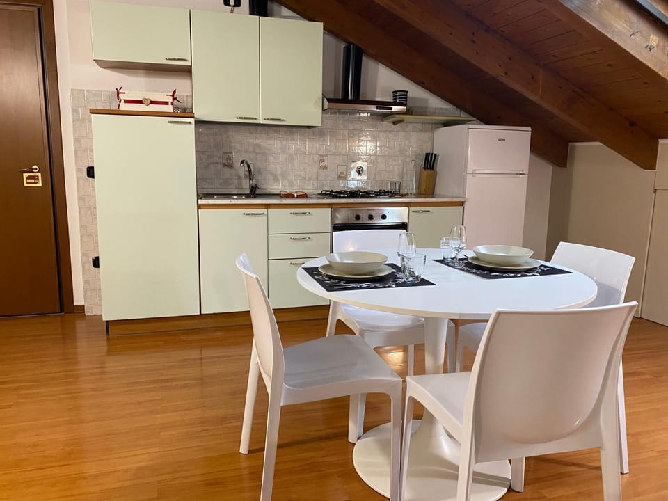 Kitchen or kitchenette, Dining area