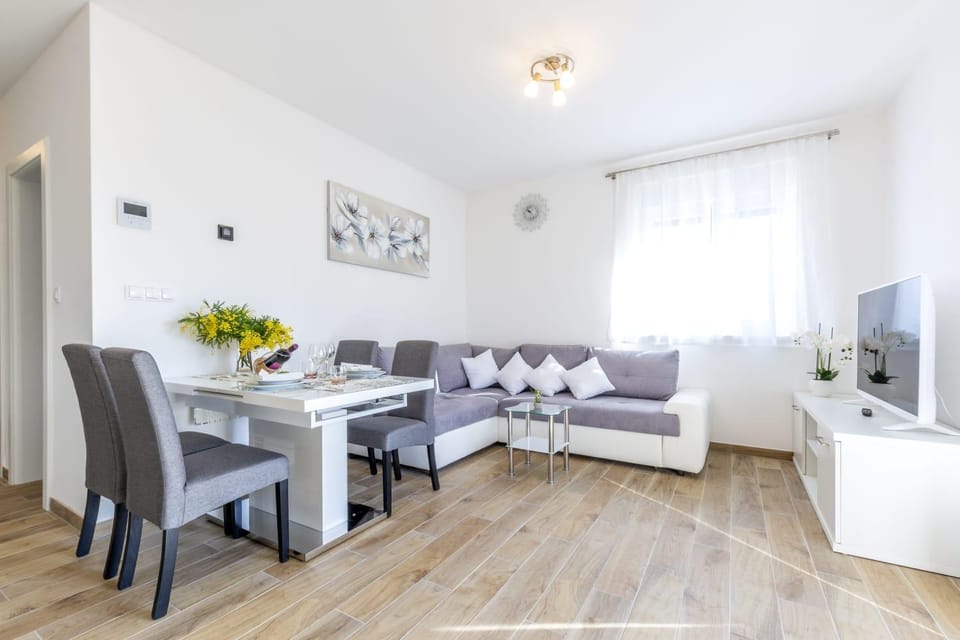 TV and multimedia, Living room, Dining area