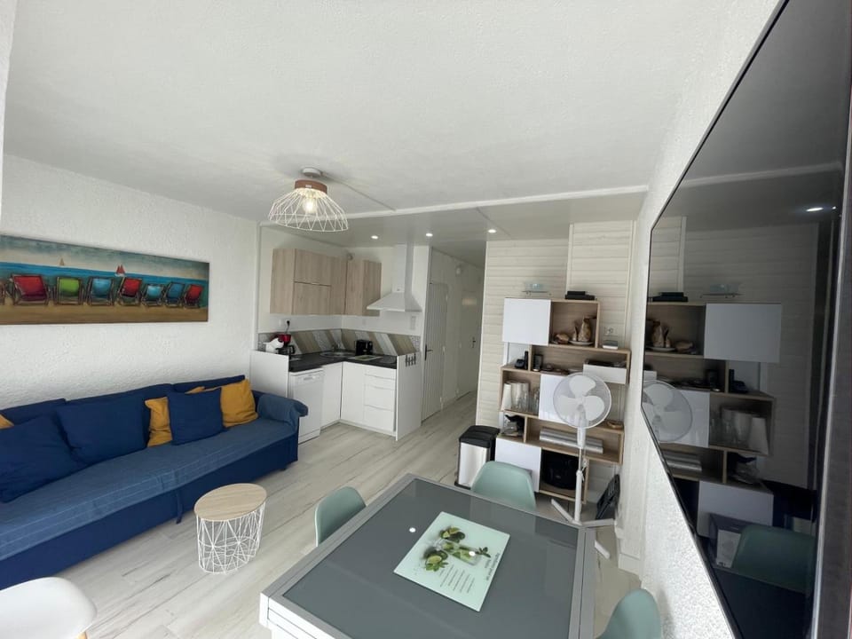 Kitchen or kitchenette, Living room, Seating area