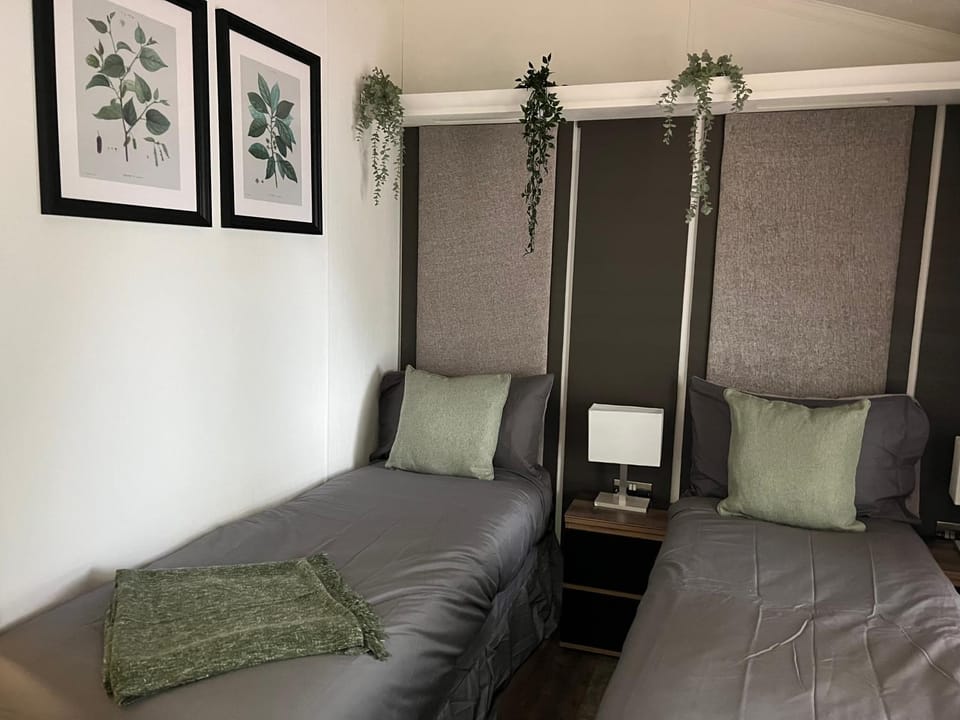 Jungle lodge House in Milford on Sea